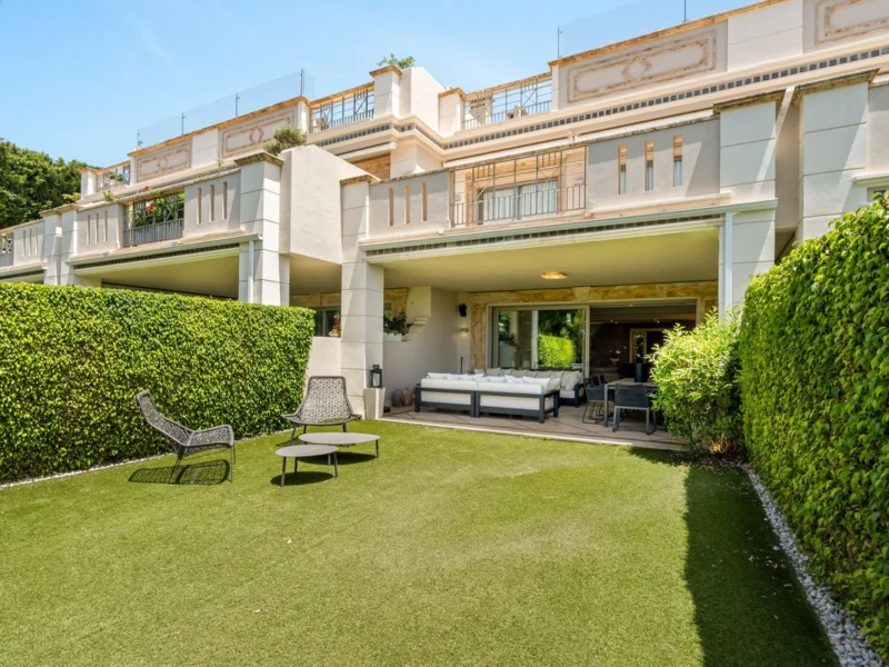 4 Bedroom Private Villa with Terrace for Sale in Sierra Blanca, Marbella