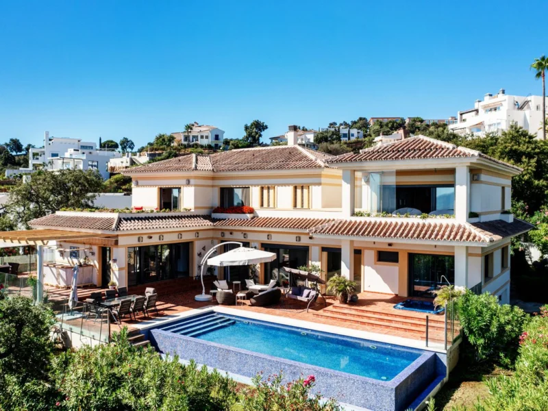 6 Bedroom Private Villa for Sale in La Mairena, Marbella