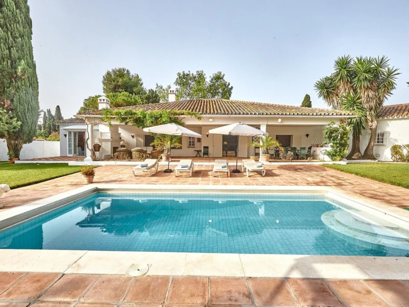 7 Bedroom Private Villa with Terrace for Sale in Guadalmina Baja, San Pedro de Alcántara