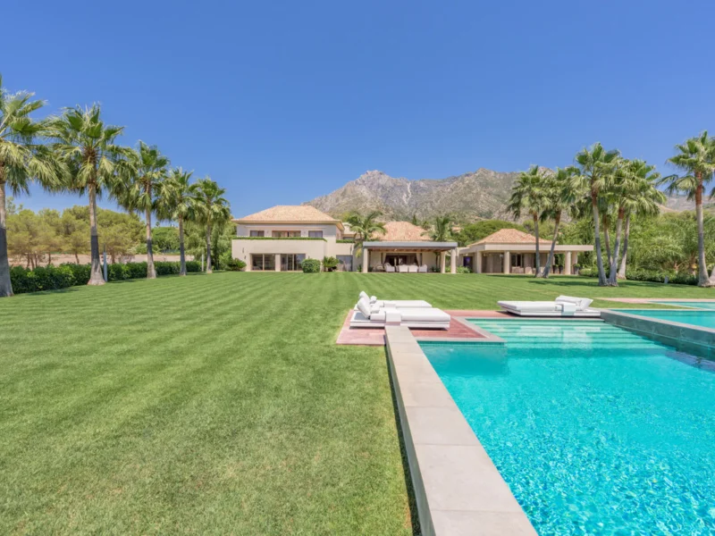 9 Bedroom Private Villa for Sale in Sierra Blanca, Marbella