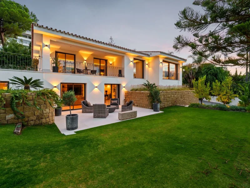 5 Bedroom Private Villa with Terrace for Sale in Nueva Andalucía, Marbella