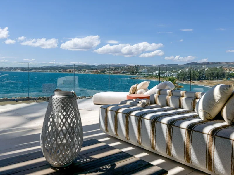2 Bedroom Apartment with Terrace for Sale in La Alqueria, Estepona