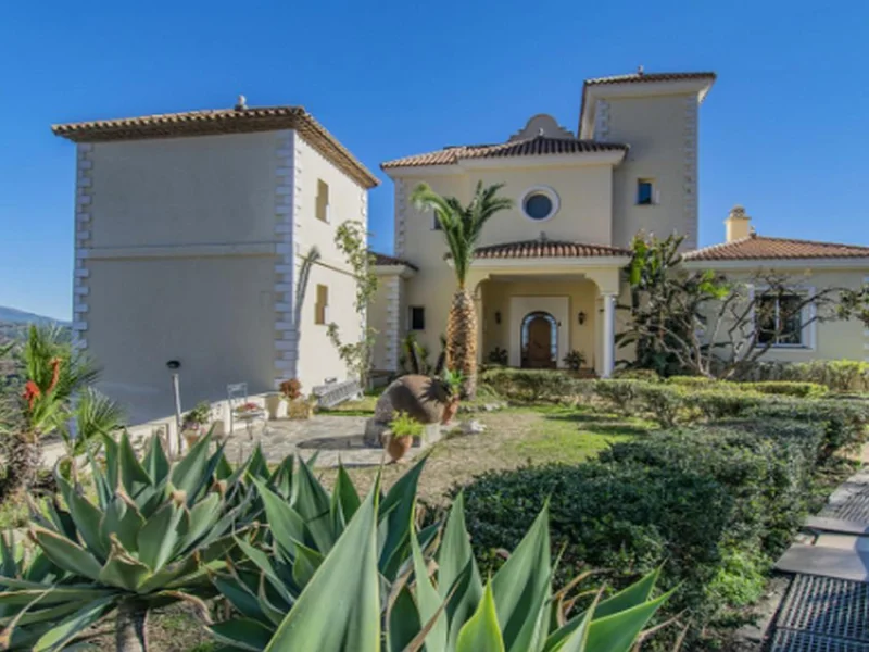 7 Bedroom Private Villa with Terrace for Sale in Estepona