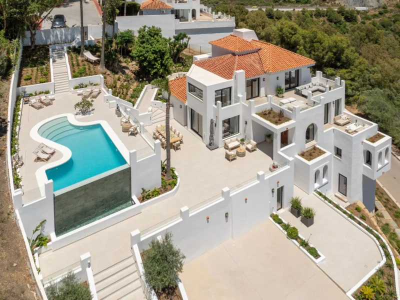 5 Bedroom Private Villa with Terrace for Sale in Nueva Andalucía, Marbella