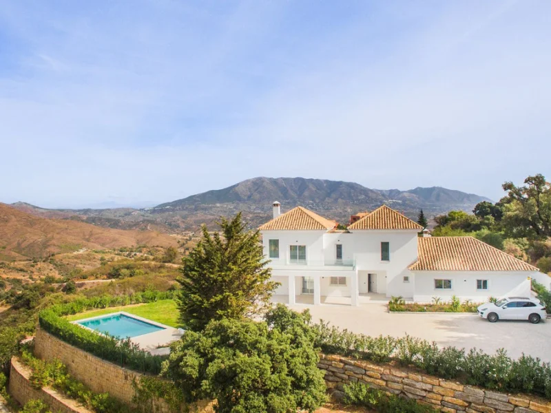 4 Bedroom Private Villa for Sale in La Mairena, Marbella