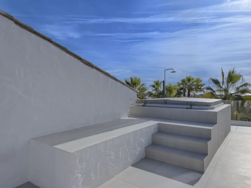 3 Bedroom Apartment with Terrace for Sale in El Paraíso, Estepona