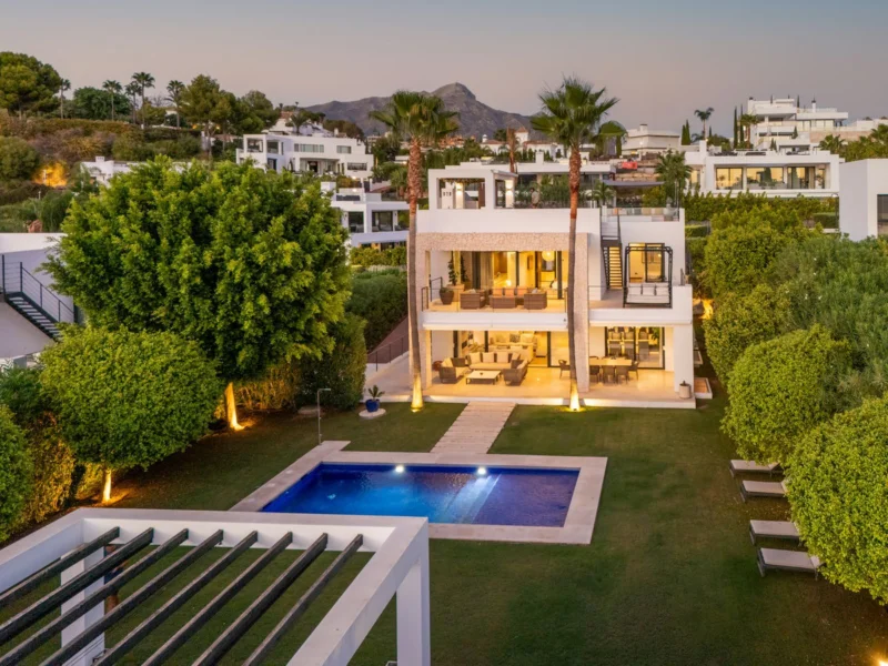 6 Bedroom Private Villa with Terrace for Sale in Nueva Andalucía, Marbella