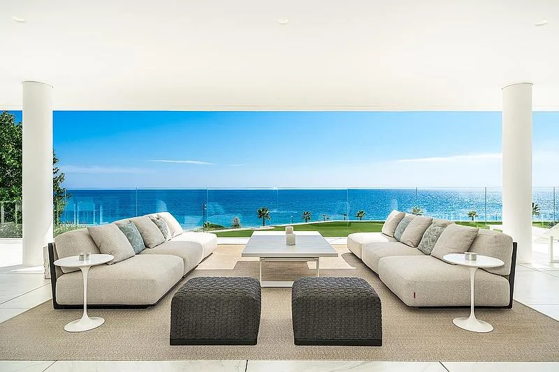 4 Bedroom Apartment with Terrace for Sale in Estepona