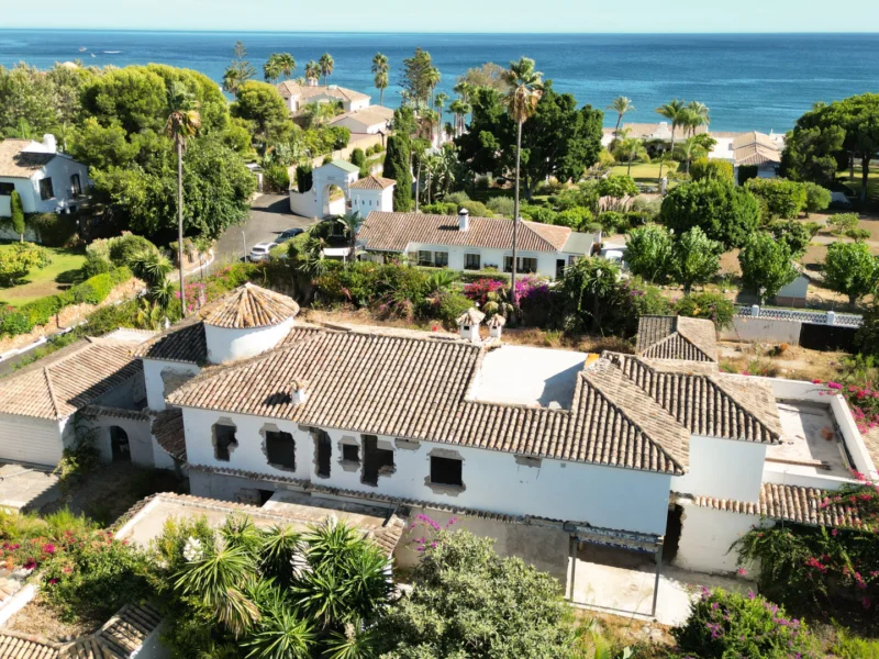 5 Bedroom Private Villa for Sale in El Paraíso, Estepona
