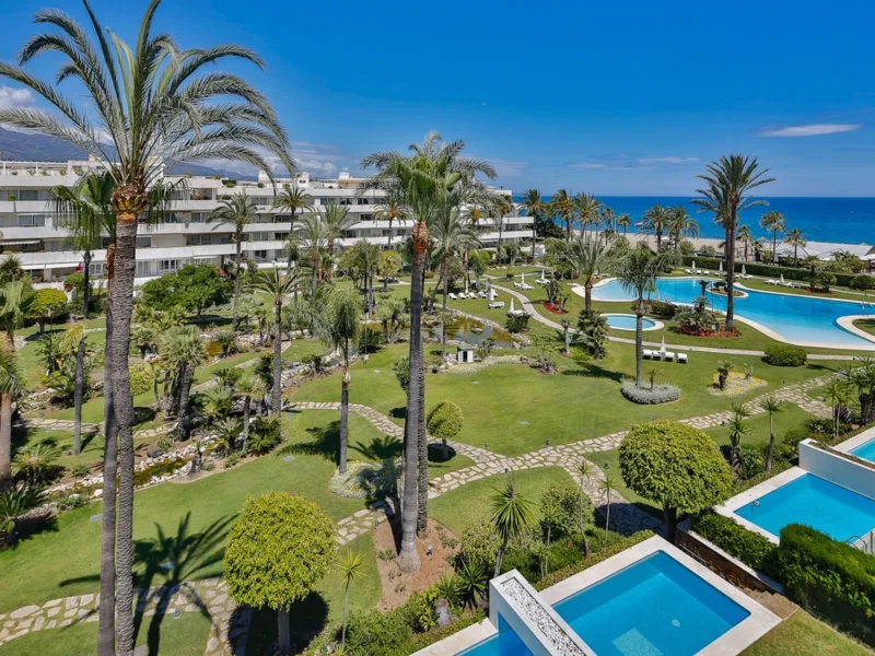 3 Bedroom Apartment with Terrace for Sale in Los Granados, Puerto Banús, Marbella