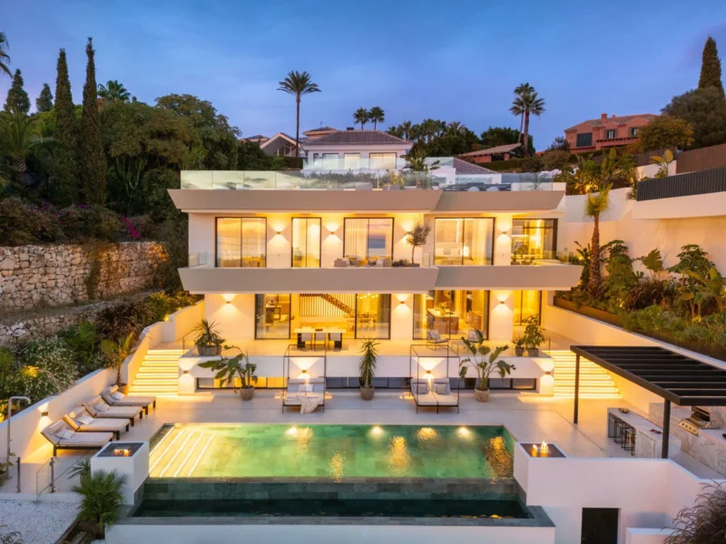 5 Bedroom Private Villa with Terrace for Sale in Elviria, Marbella