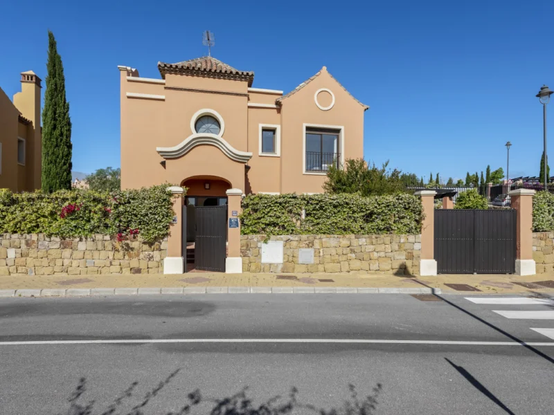 4 Bedroom Private Villa with Terrace for Sale in Estepona