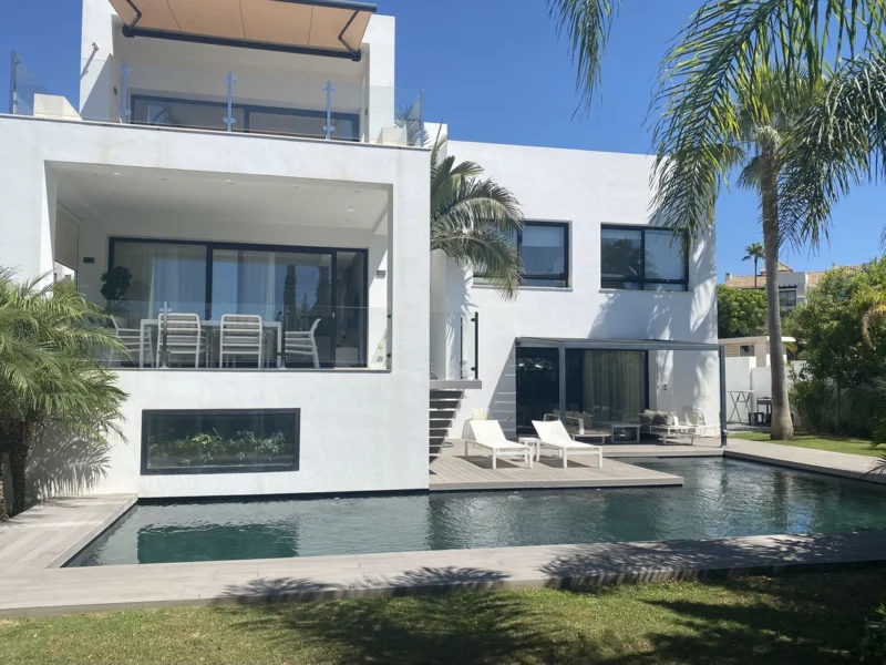 Furnished 4 Bedroom Private Villa for Rent in El Paraíso, Estepona