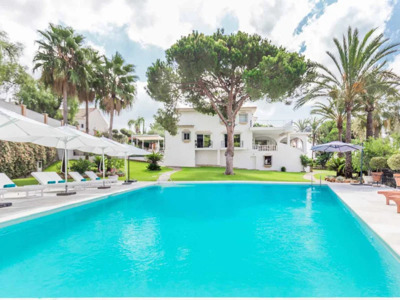 6 Bedroom Private Villa for Sale in Río Real, Marbella