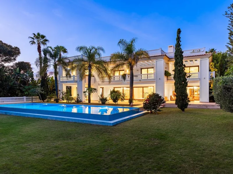 7 Bedroom Private Villa with Terrace for Sale in Estepona