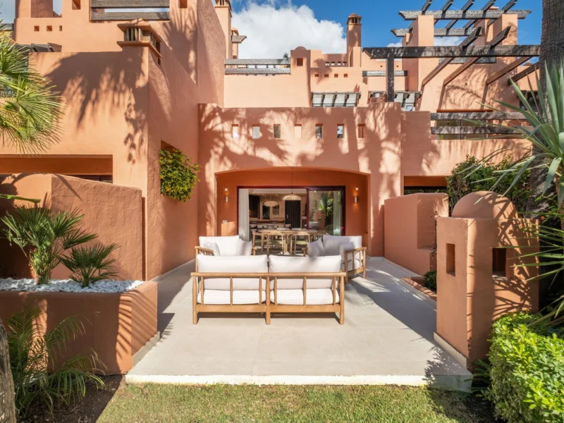 Villa privada amueblada de 4 dormitorios con terraza en alquiler en la Milla de Oro, Marbella