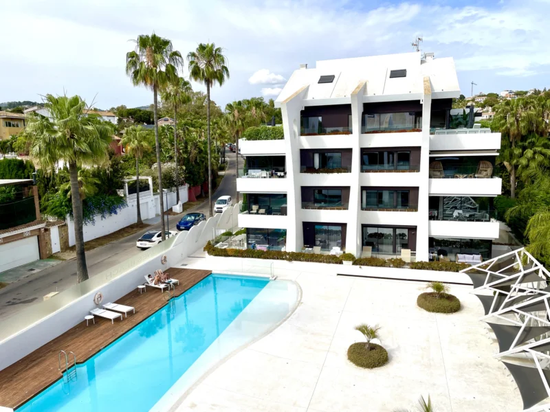 3 Bedroom Apartment with Terrace for Sale in Artola, Marbella