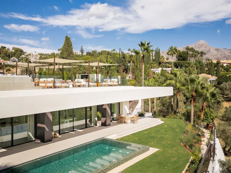 4 Bedroom Private Villa with Terrace for Sale in Nueva Andalucía, Marbella