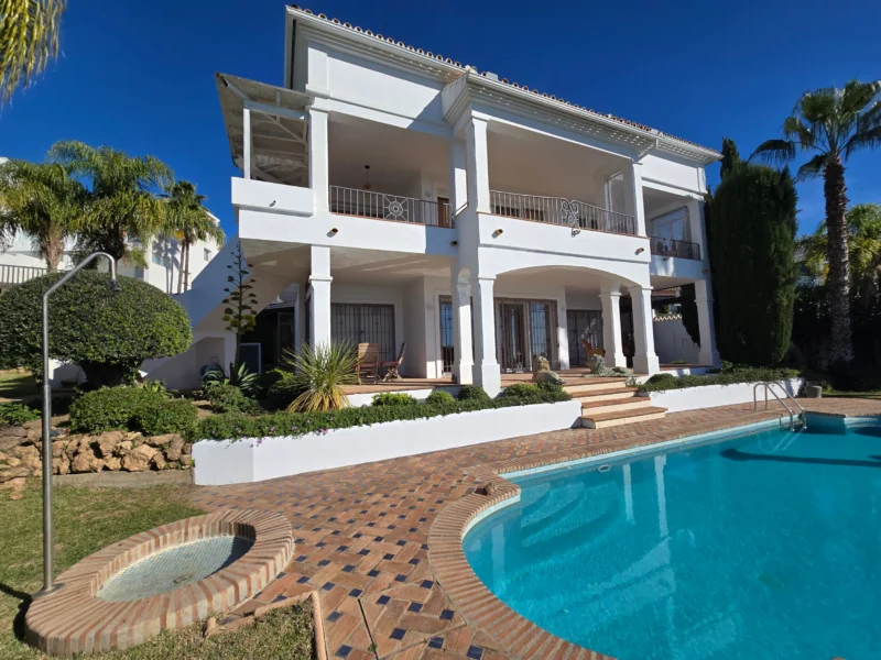 4 Bedroom Private Villa with Terrace for Sale in Las Lomas de Pozuelo, Río Real, Marbella