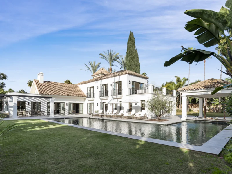 6 Bedroom Private Villa with Terrace for Sale in Marbella