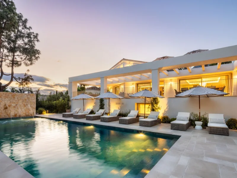 6 Bedroom Private Villa with Terrace for Sale in Milla de Oro, Marbella