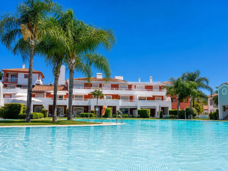 2 Bedroom Apartment with Terrace for Sale in El Paraíso, Estepona