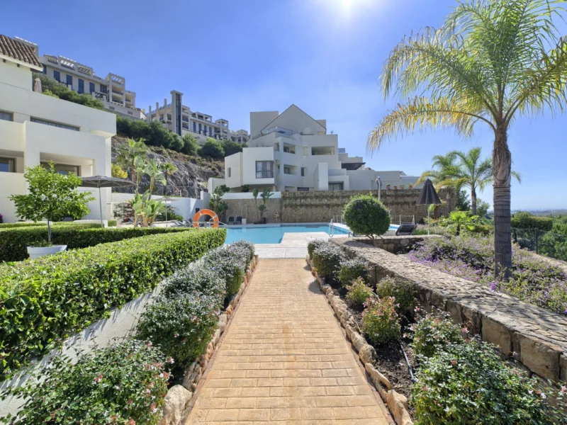 3 Bedroom Apartment with Terrace for Sale in Los Flamingos, Benahavís