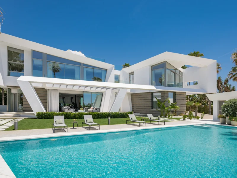 6 Bedroom Private Villa for Sale in Los Monteros, Marbella