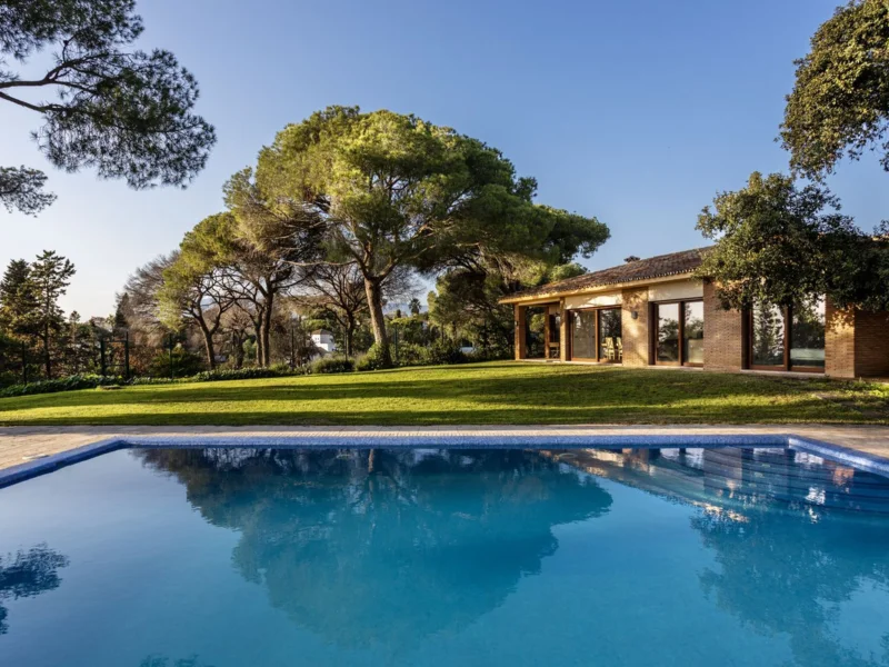6 Bedroom Private Villa for Sale in Elviria, Marbella