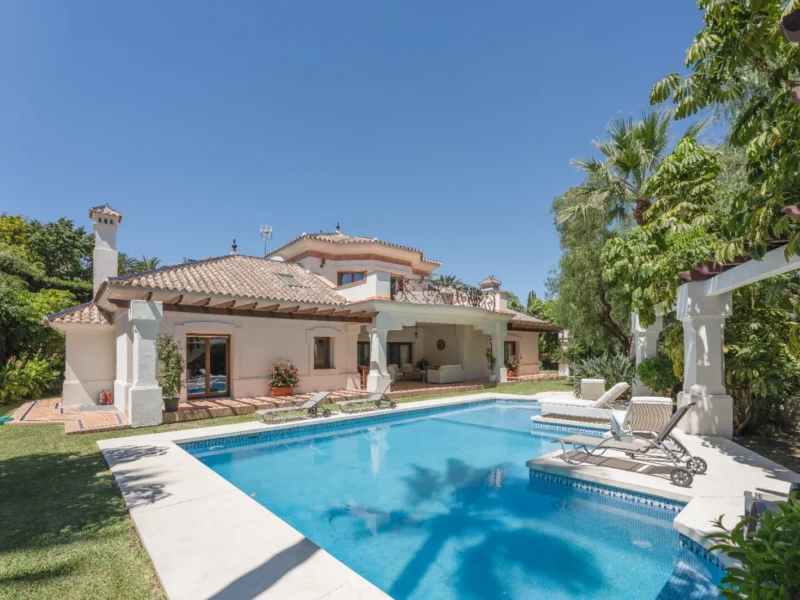 6 Bedroom Private Villa for Sale in Marbella