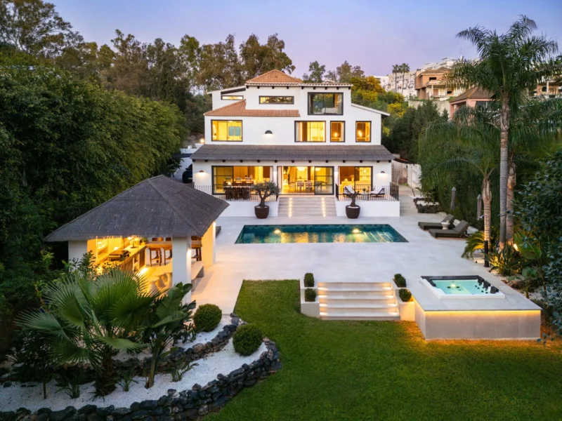5 Bedroom Private Villa with Terrace for Sale in Nueva Andalucía, Marbella