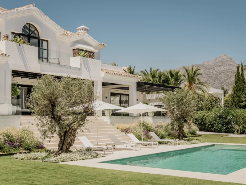 6 Bedroom Private Villa for Sale in La Cerquilla, Nueva Andalucía, Marbella