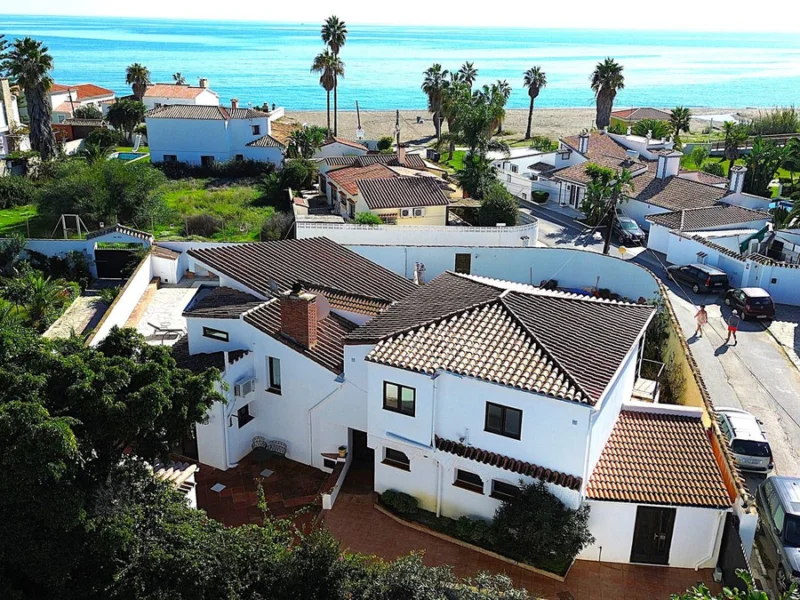 6 Bedroom Private Villa with Terrace for Sale in Estepona