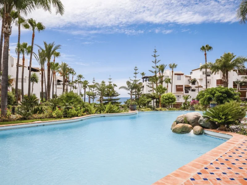 Furnished 2 Bedroom Apartment with Terrace for Rent in Milla de Oro, Marbella