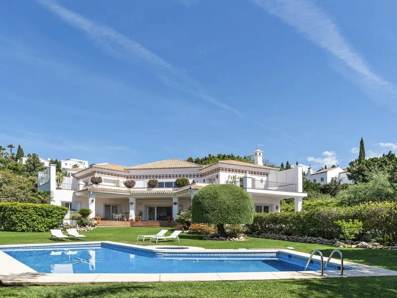 6 Bedroom Private Villa with Terrace for Sale in Benahavís