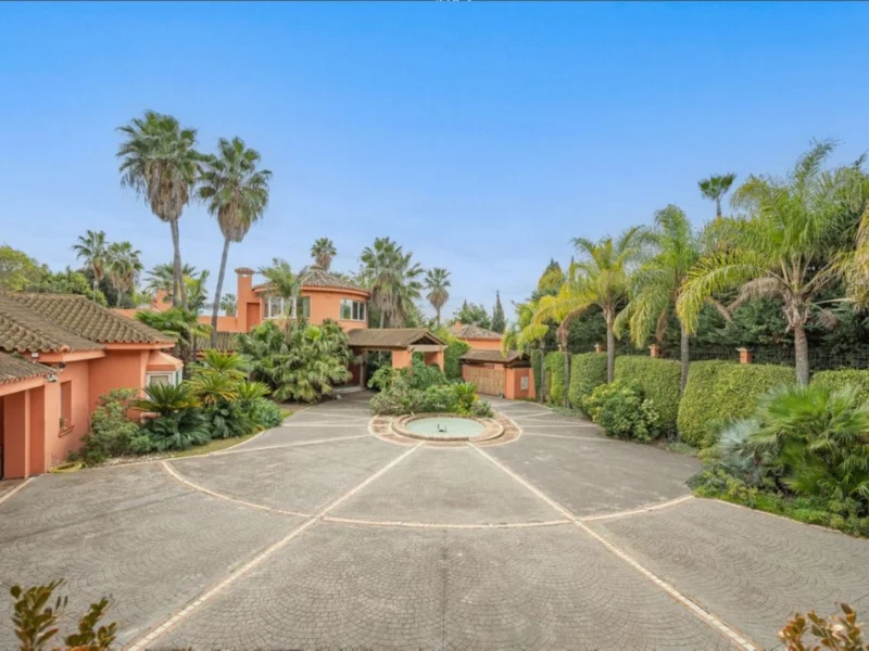 5 Bedroom Private Villa for Sale in Nagüeles, Marbella