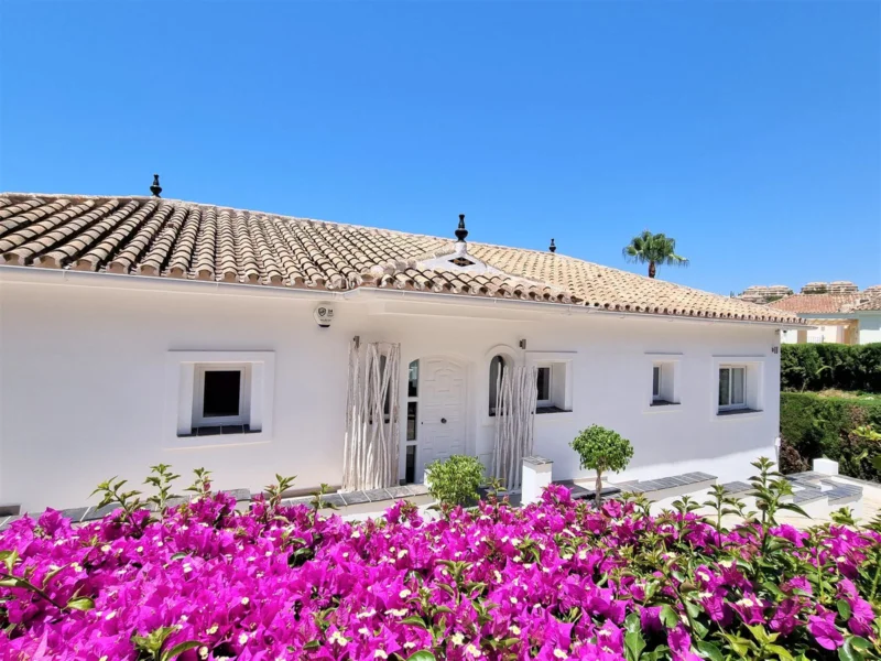 5 Bedroom Private Villa with Terrace for Sale in Elviria, Marbella