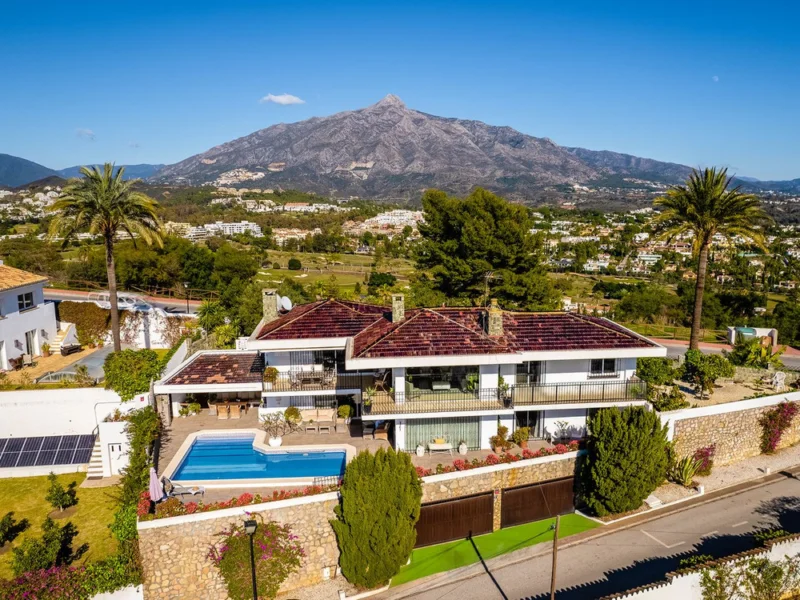 4 Bedroom Private Villa with Terrace for Sale in Nueva Andalucía, Marbella