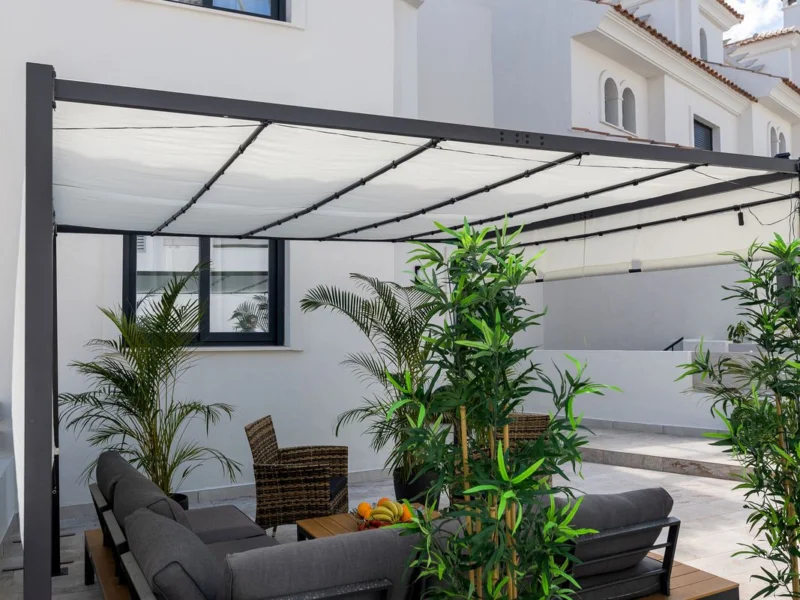Villa privada de 3 dormitorios en venta en El Paraíso, Estepona