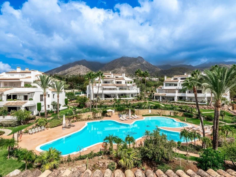 4 Bedroom Apartment with Terrace for Rent in Milla de Oro, Marbella