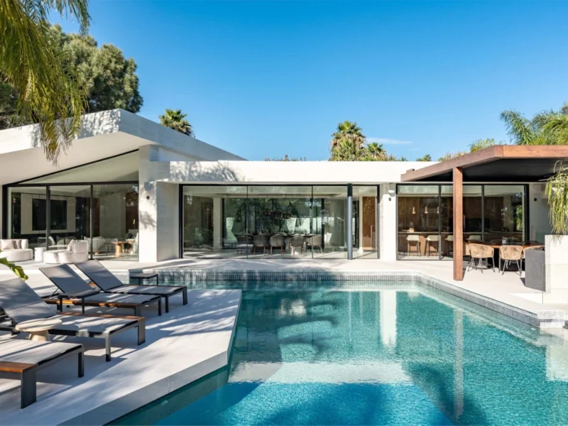 5 Bedroom Private Villa with Terrace for Sale in Las Chapas, Marbella