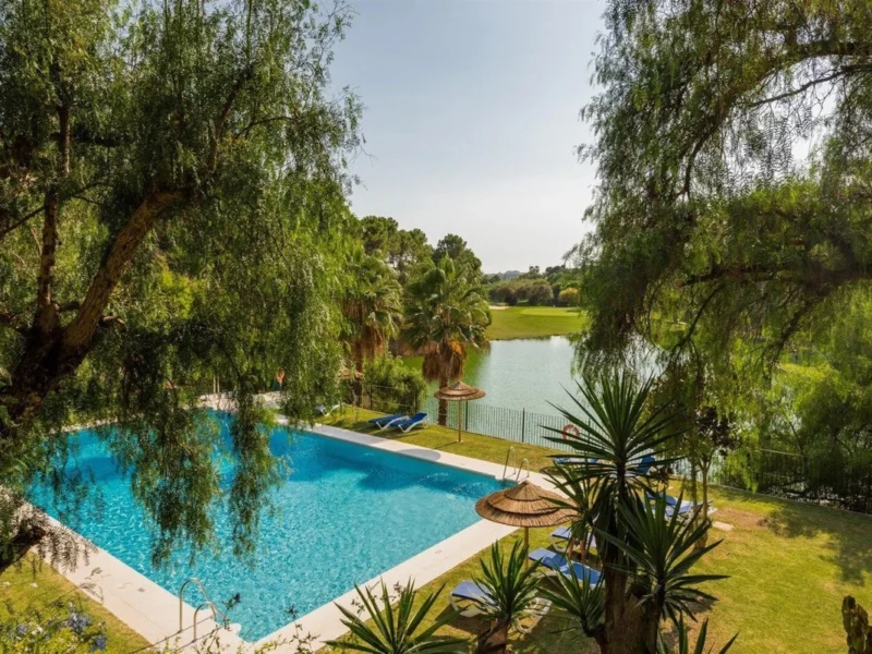 2 Bedroom Apartment with Terrace for Sale in La Quinta, Benahavís