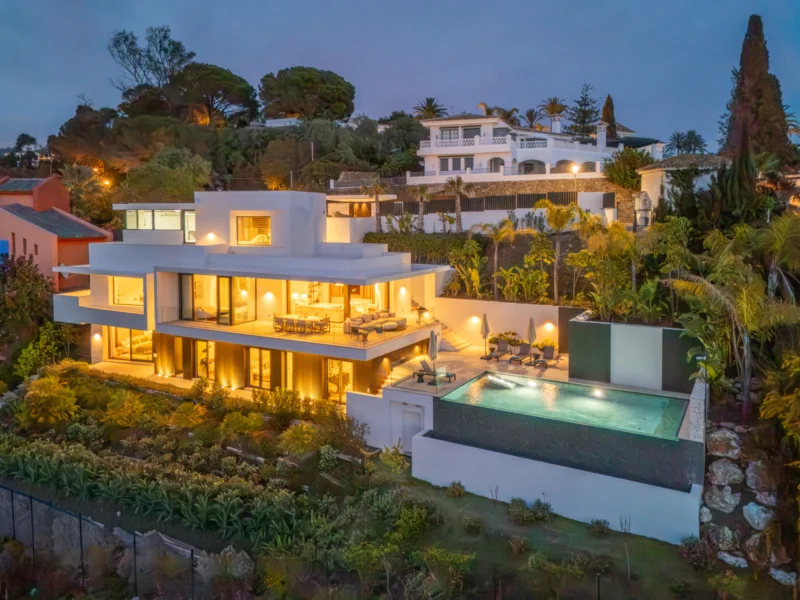 4 Bedroom Private Villa with Terrace for Sale in El Rosario, Marbella