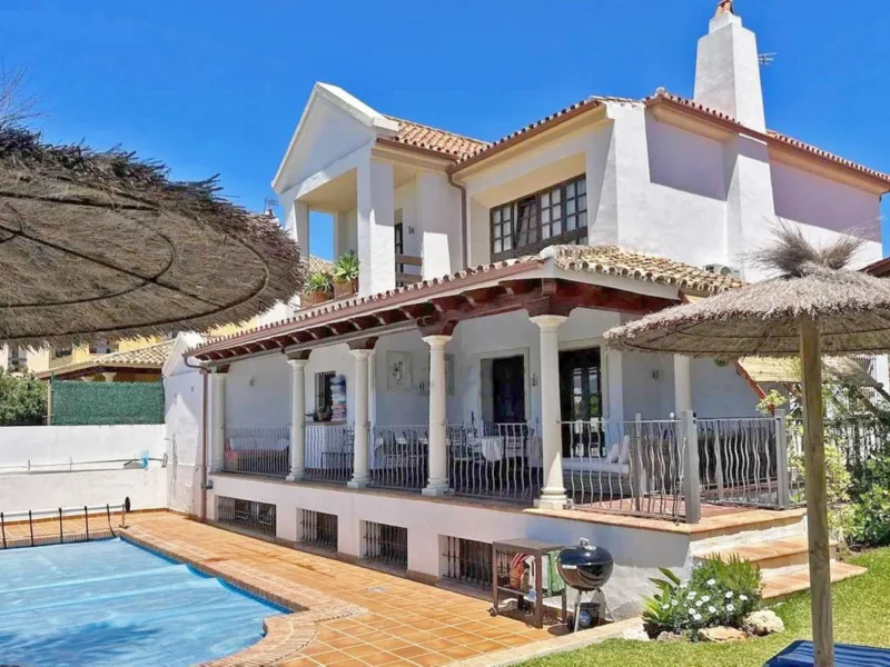 6 Bedroom Private Villa with Terrace for Sale in San Pedro de Alcántara