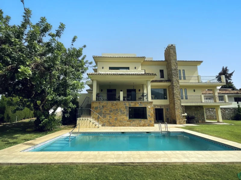 6 Bedroom Private Villa with Terrace for Sale in Marbella Centro