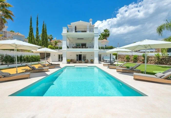 6 Bedroom Private Villa with Terrace for Sale in Los Naranjos Golf, Nueva Andalucía, Marbella