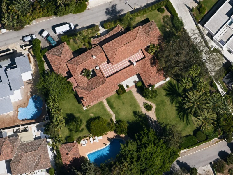 6 Bedroom Private Villa with Terrace for Sale in El Paraíso, Estepona