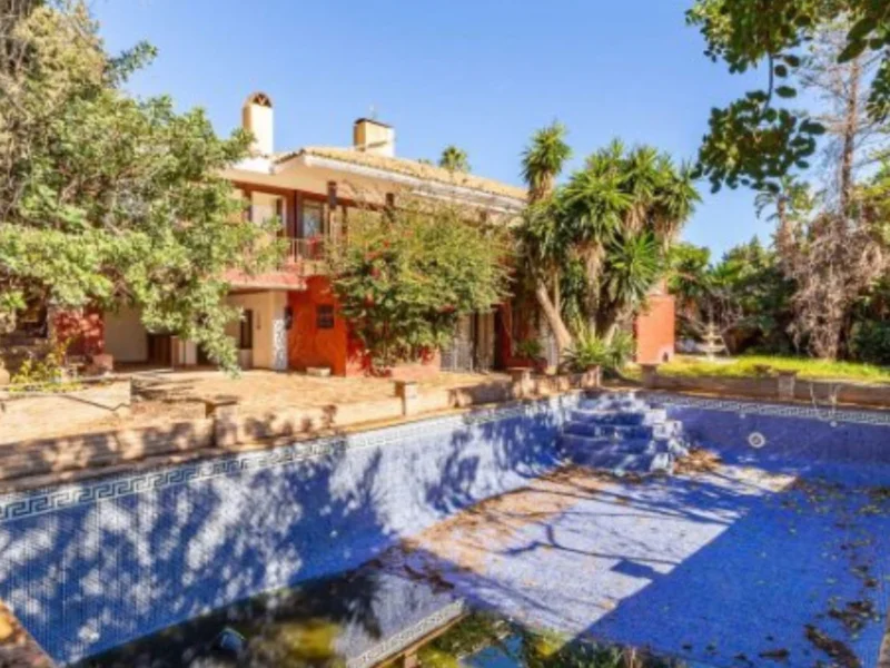 8 Bedroom Private Villa for Sale in Milla de Oro, Marbella