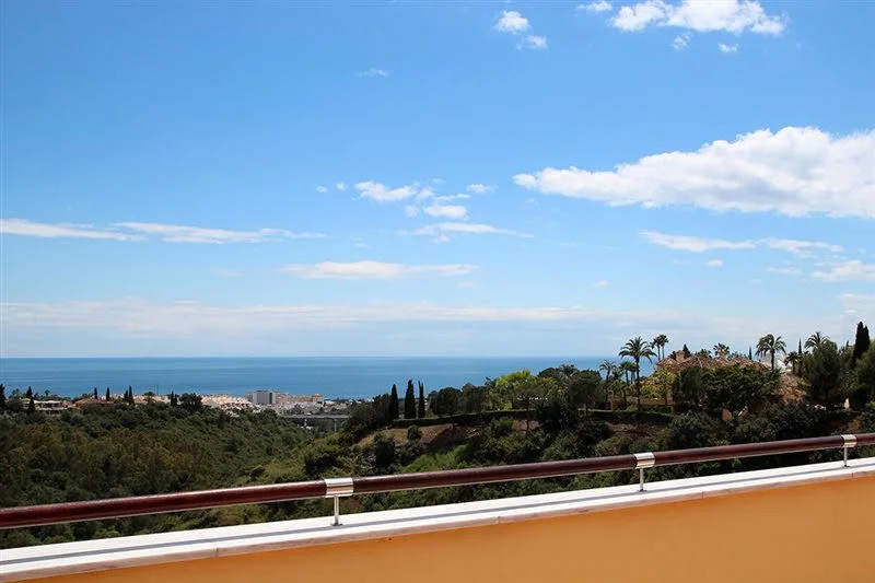 3 Bedroom Apartment with Terrace for Sale in Sierra Blanca, Marbella