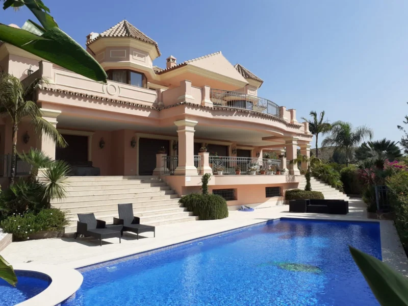 4 Bedroom Private Villa for Sale in Estepona